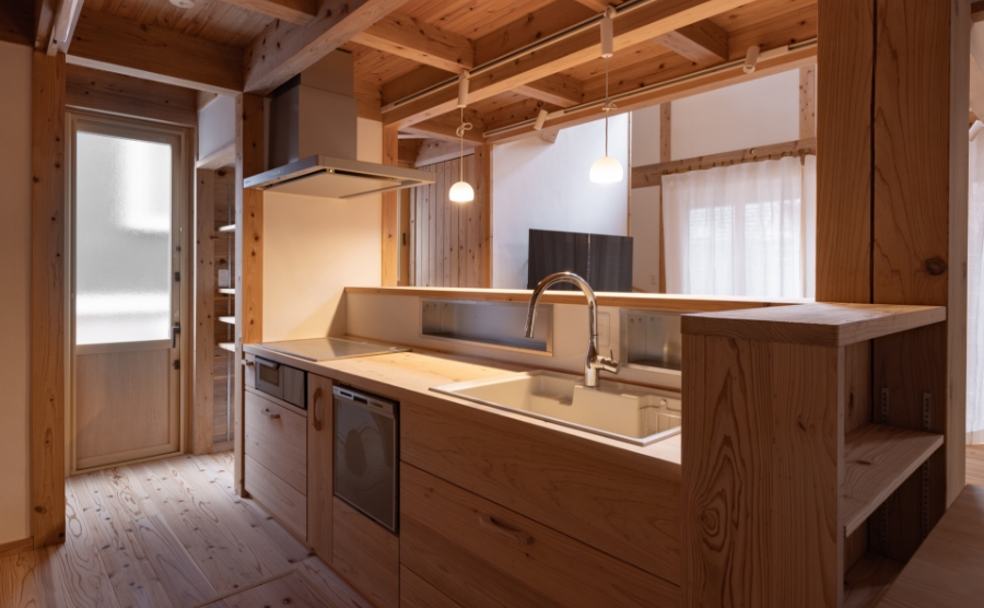 使うほどに、家族の色に育つキッチン