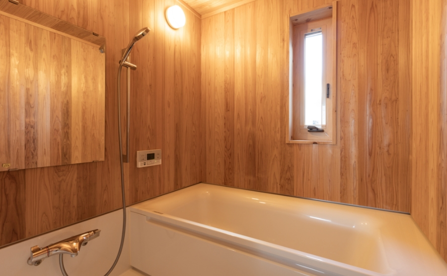 杉の香りに包まれる、整う浴室